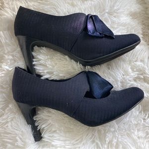 Ann Marino Navy 3” heels with bow.  Gently worn.  Beautiful! Size 6.5